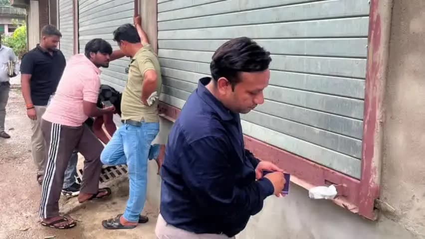 कालपी: कालपी में सिंगल यूज प्लास्टिक के खिलाफ पालिका का अभियान, तीन गोदाम किए गए सील
