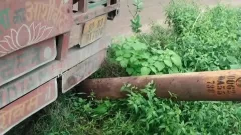 जसराना: सूर्य नगर में ट्रक की टक्कर से गिरा बिजली का पोल, बिजली आपूर्ति हुई बाधित