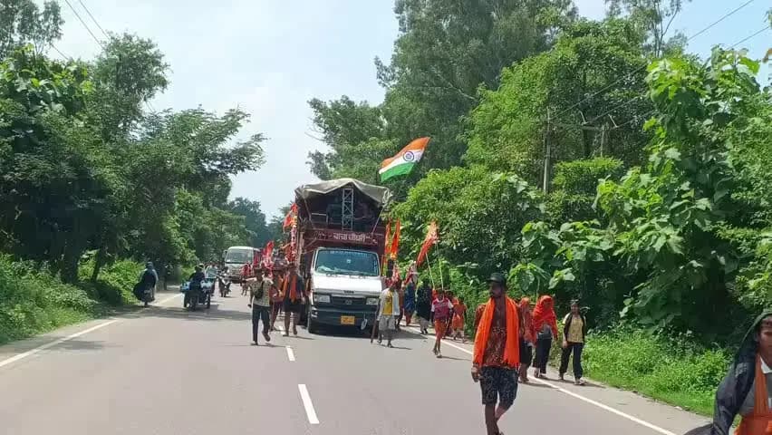 स्वार: ब्रजघाट से भोट बक्काल गांव पहुंचा 800 कावड़ियों का जत्था, हर तरफ लगे जय भोले के जयकारे