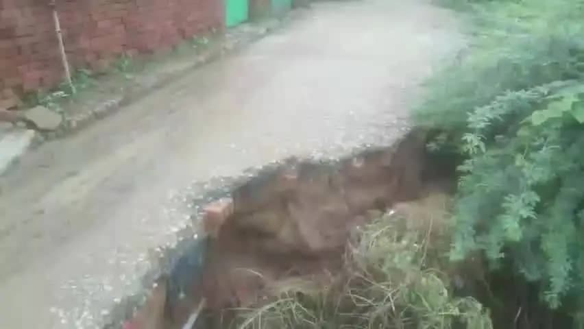 कालपी: कालपी में बारिश से मैनूपुर-धरमपुर मार्ग बदहाल, ग्रामीणों ने मरम्मत की मांग की