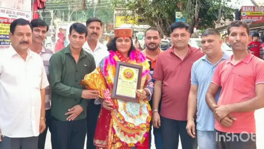 खुंडियां: नेपाल में स्वर्ण पदक जीतकर लौटीं रक्षा राणा, खुंडियां में ढोल-नगाड़ों के साथ हुआ भव्य स्वागत
