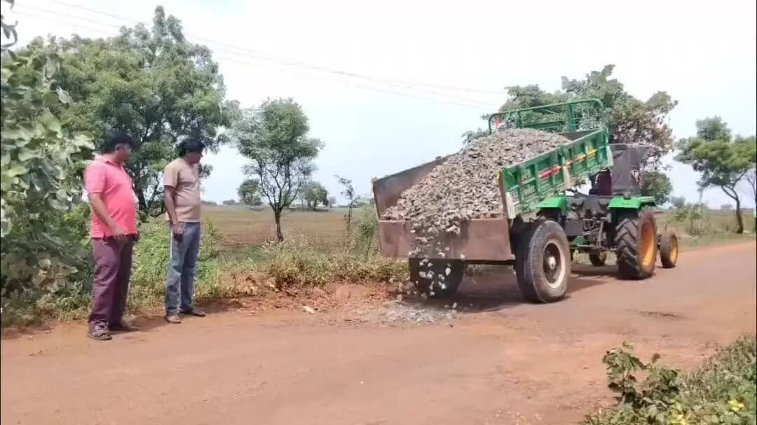 ಬಸವಕಲ್ಯಾಣ: ಹದಗೆಟ್ಟ ರಸ್ತೆಗೆ ಸ್ವಂತ ಖರ್ಚಿನಲ್ಲಿ ದುರಸ್ತಿ ಭಾಗ್ಯ ಕಲ್ಪಿಸಿದ ಕಿಟ್ಟಾ ಗ್ರಾಮಸ್ಥರು