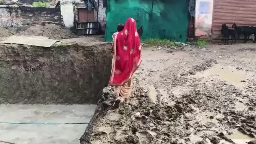 कालपी: कालपी में ओवरब्रिज निर्माण से ग्रामीणों की राह हुई मुश्किल, बच्चे स्कूल और महिलाएं मंदिर जाने को मजबूर