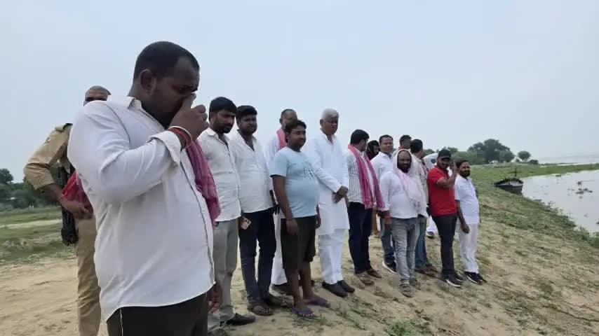 बैरिया: गंगा का बढ़ता पानी दयाछपरा-पांडेपुर तक पहुंचा, नौरंगा में कच्ची सड़क टूटी