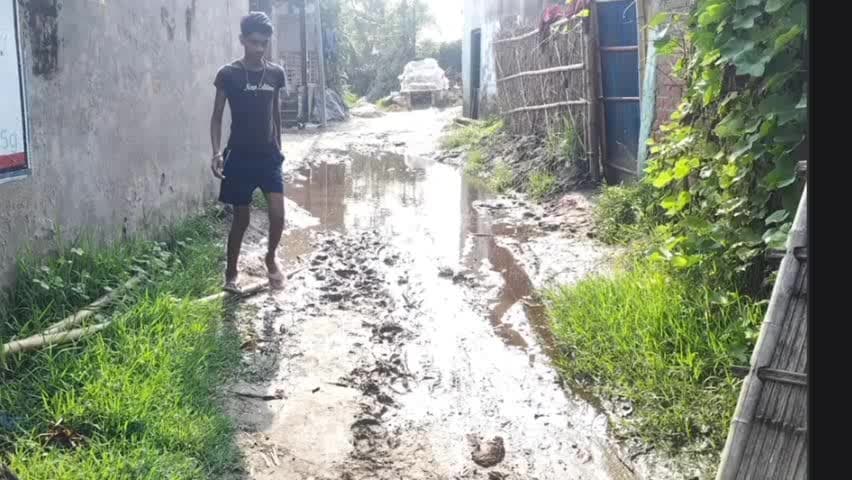 नौहट्टा: डरहार वार्ड 11 की सड़क बदहाल,हल्की बारिश से कीचड़-जलजमाव, आवागमन बाधित