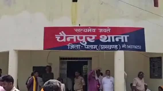 चैनपुर: चैनपुर थाना में जेल से छूटे 117 अपराधियों की परेड, एसपी ने अपराध छोड़ मुख्यधारा में लौटने की नसीहत दी