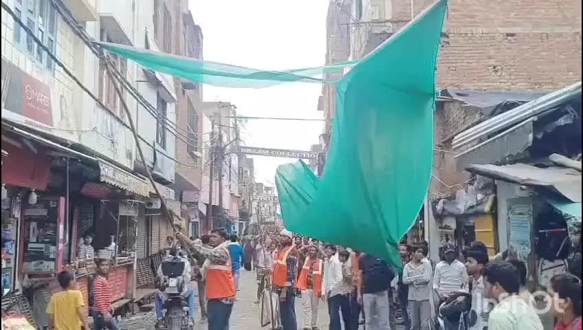 उरई: शहर के बजरिया इलाके में अतिक्रमण हटाने के तहत चला अभियान, सिटी मजिस्ट्रेट सहित भारी पुलिस बल रहा तैनात