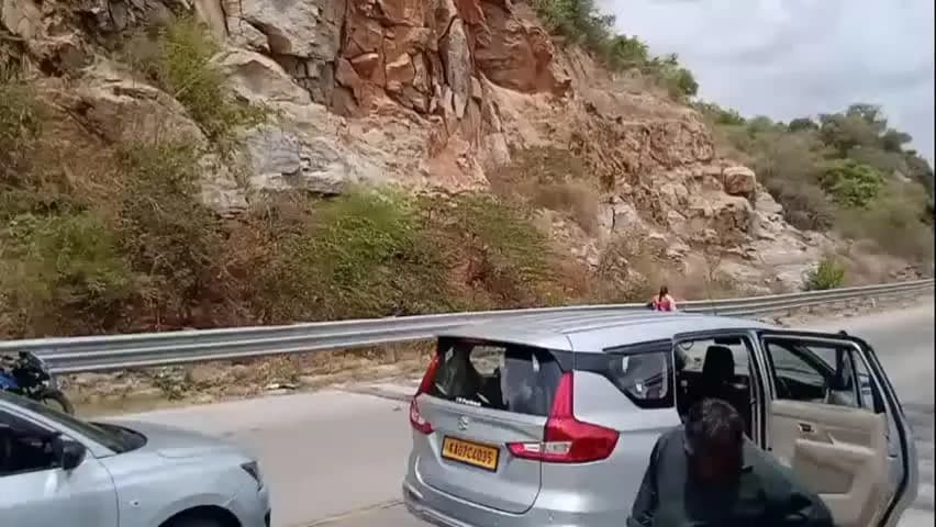 పలమనేరు: ఘాటులో వరుసగా మూడు కార్లు డి భారీగా ట్రాఫిక్ జామ్