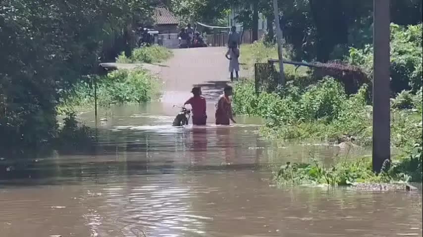 তিনিচুকীয়া: এজাক বৰষুণতে জলমগ্ন লিডুৰ বিস্তৃত অঞ্চল,
লিডু আৰক্ষী চকীৰ ভাৰপ্ৰাপ্ত বিষয়া ৰৌচন থাপাৰ তৎপৰতা গ্ৰহণ
