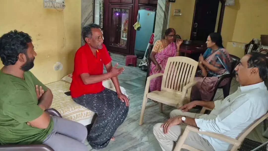 జగిత్యాల: రిటైర్డ్ ఆర్ టి సి ఉద్యోగి నాగునూరు రఘు మనుమరాలు ఇటీవల మరణించగా వారి కుటుంబ సభ్యులను పరామర్శించిన ఎమ్మెల్యే
