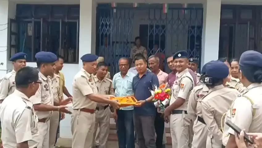 বিশালগড়: সহকর্মীকে বিদায় সংবর্ধনা জানালেন বিশ্রামগঞ্জ থানা !