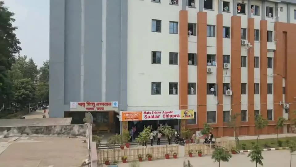 🏥 सारण सदर अस्पताल, छपरा में बेहतर स्वास्थ्य सुविधाओं से मरीजों को बड़ी राहत
निजी अस्पताल VS सरकारी सदर अस्पताल
जहां निजी अस्पतालों में इलाज पर हजारों से लाखों रुपये तक खर्च हो सकते हैं, वहीं सारण सदर अस्पताल, छपरा में ICU, डायलिसिस, SNCU, पैथोलॉजी जांच तथा मातृ एवं शिशु स्वास्थ्य से जुड़ी महत्वपूर्ण सुविधाएं मरीजों को बड़ी राहत प्रदान कर रही हैं।
बेहतर और सुलभ स्वास्थ्य सेवाओं की उपलब्धता से आमजन का सरकारी स्वास्थ्य व्यवस्था पर भरोसा लगातार मजबूत हो रहा है।
मरीजों का अनुभव भी यही कहता है—
“सदर अस्पताल में जरूरी सुविधाएं मिल रही हैं, अब निजी अस्पताल जाने की जरूरत काफी कम पड़ रही है।”
🎥 देखिए, सारण सदर अस्पताल, छपरा की स्वास्थ्य सेवाओं पर मरीजों की जुबानी पूरी कहानी।
बेहतर स्वास्थ्य सेवा • आमजन की सुविधा • मजबूत सरकारी स्वास्थ्य व्यवस्था