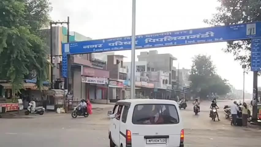 दलौदा: बारिश की कामना को लेकर पिपलिया मंडी में नगर बंद, घरों के बाहर बनी दाल-बाटी