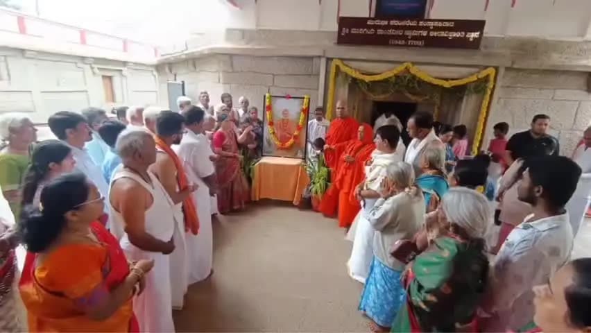 ಚಿತ್ರದುರ್ಗ: ನಗರದ ಮುರುಘಾ ಮಠದಲ್ಲಿ ಶ್ರಾವಣಮಾಸದ ಪ್ರಯುಕ್ತ ವಚನಾಭಿಷೇಕ ಹಾಗೂ ಪೂಜಾ ಕಾರ್ಯಕ್ರಮ