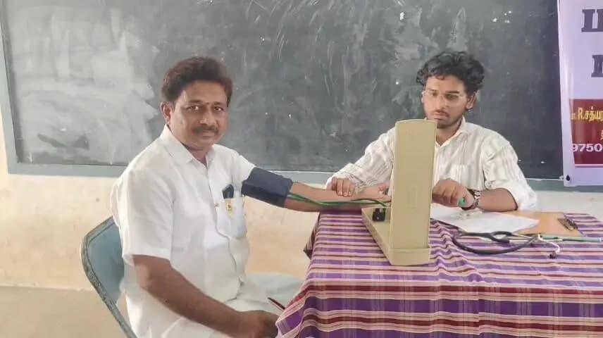 பரமத்தி வேலூர்: பரமத்திவேலூரில் அரிமா சங்கம் நடத்திய 50க்கும் மேற்பட்டோர் பங்கேற்ற மாபெரும் ரத்ததான முகாம்