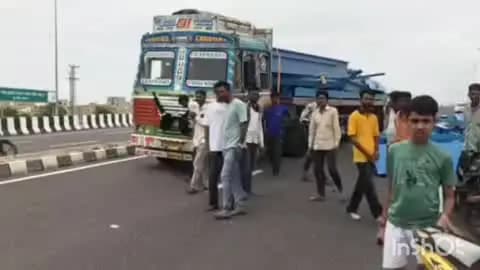 जैसलमेर: रामगढ़ रोड पर चलते ट्रक का फूटा टायर, सड़क पर बिखरे लोहे के पिलर