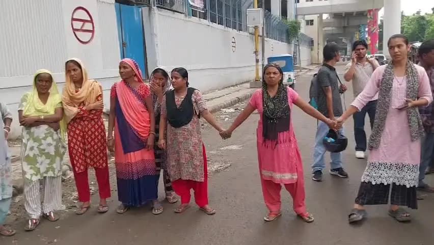 नाले में गिरे बच्चे के 24 घंटे बाद भी बरामद न होने पर, परिजनों ने किया सड़क जाम