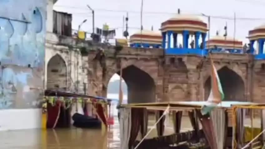 जौनपुर: गोमती का जलस्तर 8 फीट पहुंचा, प्रशासन हुआ अलर्ट