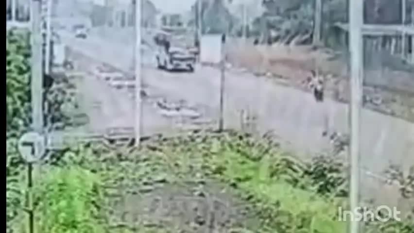 रायसेन: बाइक सवारों को बचाने के प्रयास में बस डिवाइडर से टकराई, सामने आया CCTV फुटेज
