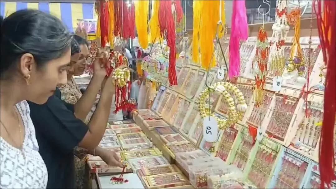 खंडवा नगर: रक्षाबंधन से पहले महंगाई का झटका! खंडवा में 30% तक महंगी हुई राखियां, कुछ के दाम हुए दोगुने