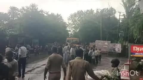 बहराइच: बक्शीपुर में बंद क्रॉसिंग खुलवाने की मांग को लेकर मोहल्लेवासियों ने किया प्रदर्शन, मजिस्ट्रेट को सौंपा ज्ञापन