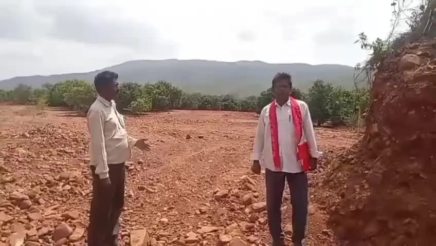 కోడూరు: చెరువులో రోడ్డు వేస్తున్న అక్రమదారులు : వ్యవసాయ కార్మిక సంఘం