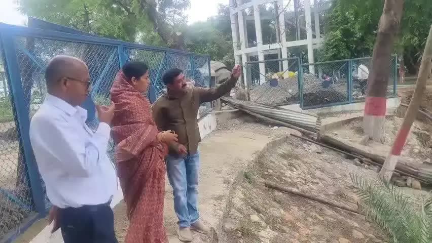 खंडवा नगर: महापौर श्रीमती अमृता अमर यादव ने किया निर्माणाधीन कृत्रिम कुंड का औचक निरीक्षण