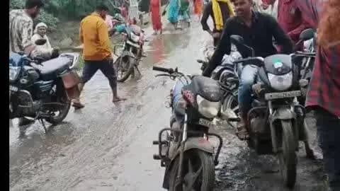 गोहरगंज: खोदरा-करकवानी की बदहाल सड़क से गुस्साए ग्रामीणों ने सड़क पर लगाया जाम