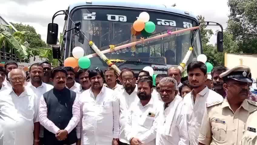 ಮೊಳಕಾಲ್ಮುರು: ಪಟ್ಟಣದಲ್ಲಿ ನೂತನ ಬಸ್ ನಿಲ್ದಾಣ ಲೋಕಾರ್ಪಣೆ, ಪೂಜಾ ಕಾರ್ಯಕ್ರಮ ನೆರವೇರಿಸಿದ ಸಚಿವ ಟಿ.ರಘುಮೂರ್ತಿ ಹಾಗೂ ಶಾಸಕ ಎನ್ ವೈ ಗೋಪಾಲಕೃಷ್ಣ