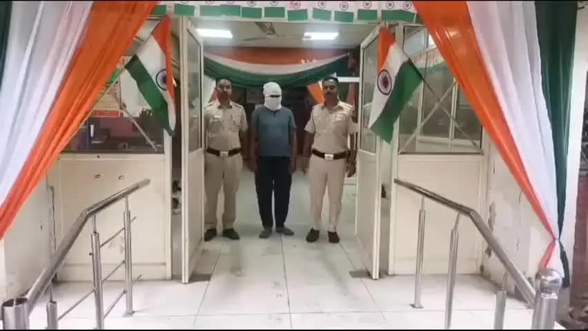 यमुना विहार: भजनपुरा पुलिस ने अवैध शराब के साथ तस्कर दबोचा, 96 छोटी बोतलें और 14 बीयर के डिब्बे बरामद