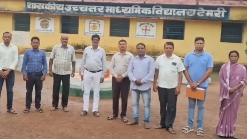 महासमुंद: विकासखंड शिक्षा अधिकारी ने हायर सेकेंडरी स्कूल टेमरी का किया औचक निरीक्षण