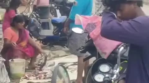 దర్శి: తాళ్లూరు మండల కేంద్రంలో శ్రావణమాసం సందర్భంగా చికెను ధరలు తగ్గాయని తెలిపిన స్థానికులు