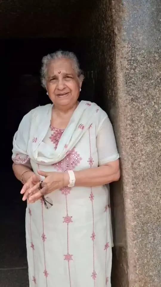 🏛️ श्रीमती सुधा मूर्ति ने बराबर गुफाओं को बताया हमारी संस्कृति की अमूल्य धरोहर; यूनेस्को विश्व धरोहर स्थल में शामिल करने की अपील
प्रख्यात लेखिका, समाजसेवी एवं राज्यसभा सांसद श्रीमती सुधा मूर्ति ने बिहार के अत्यंत महत्वपूर्ण ऐतिहासिक एवं पुरातात्विक स्थल बराबर गुफाओं का भ्रमण किया। भ्रमण के दौरान उन्होंने मौर्यकालीन इन सुंदर शैलकृत गुफाओं की अद्भुत निर्माण कला, अभियांत्रिकी उत्कृष्टता और बारीक शिल्पकौशल की मुक्तकंठ से प्रशंसा की।
उन्होंने कहा कि इतनी सुंदर फिनिशिंग, इतनी सटीक निर्माण तकनीक और दर्पण जैसी चमकदार पॉलिश प्राचीन भारत की असाधारण इंजीनियरिंग क्षमता का अनुपम उदाहरण है। बराबर गुफाएं हमारी संस्कृति, इतिहास और सभ्यता की ऐसी अमूल्य धरोहर हैं, जिन्हें पूरी दुनिया को जानना और देखना चाहिए।
श्रीमती सुधा मूर्ति ने बराबर गुफाओं को यूनेस्को विश्व धरोहर स्थल में शामिल किए जाने की अपील करते हुए यहां भ्रमण के बाद अपनी प्रस
