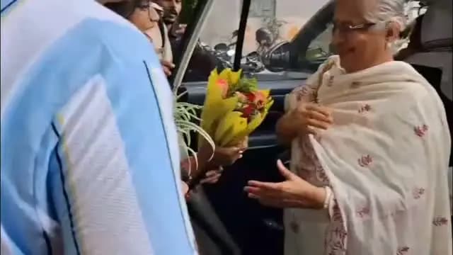 🏛️ प्रख्यात लेखिका, समाजसेवी एवं राज्यसभा सांसद श्रीमती सुधा मूर्ति ने किया ऐतिहासिक बराबर गुफाओं का भ्रमण
राज्यसभा सांसद, प्रख्यात लेखिका एवं समाजसेवी श्रीमती सुधा मूर्ति ने जहानाबाद की विश्वप्रसिद्ध बराबर गुफाओं का भ्रमण कर इसकी अद्भुत शैलकृत स्थापत्य कला, दर्पण जैसी चमकदार पॉलिश और विशिष्ट ध्वनि प्रभाव की सराहना की। उन्होंने इस अनुपम विरासत को यूनेस्को विश्व धरोहर स्थल में शामिल किए जाने की अपील की।
🌏 आइए, दुनिया को दिखाएं जहानाबाद में स्थित भारत की प्राचीन प्रतिभा का ऐतिहासिक गौरव—बराबर गुफाएं।
#सुधामूर्ति_का_बराबर_भ्रमण##बराबर_गुफाएं_भारत_का_गौरव
#यूनेस्को_विश्व_धरोहर_की_ओर_बराबर
#विकसितभारत_समृद्धबिहार_आदर्शजहानाबाद
Sudha Murty
Soochna Jansampark
Ministry of Tourism @artandculturebihar