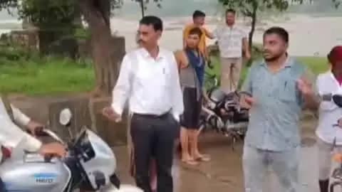 मोहनगढ़: लगातार बारिश से जमीनी नदी का जलस्तर बढ़ा, मढ़ीघाट पर नायव तहसीलदार अभय सिंह ने लोगों को सतर्क किया