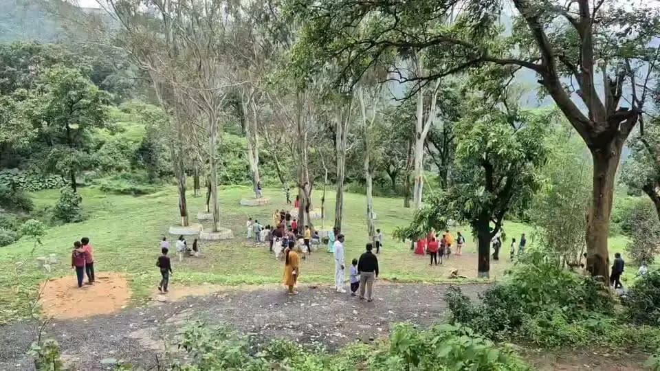तामिया सावन महोत्सव : सुहावने मौसम में कोहरे की चादर ओढ़े है तामिया
तामिया सावन महोत्सव का आज तीसरा दिन है और कोहरे से ढके तामिया में बड़ी संख्या में पर्यटक पहुँचे हैं।
यहां सबसे बड़ा आकर्षण सावन के झूले हैं।
#तामिया_सावन_महोत्सव
#MPTourism
#procwa #छिन्दवाड़ा
#JansamparkMP
Madhya Pradesh Tourism
Jansampark Madhya Pradesh