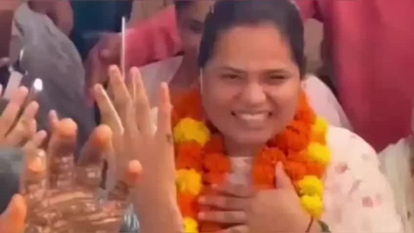 डेरापुर: संदलपुर में सजी हुनर की महफिल, मेहंदी महाप्रतियोगिता में उमड़ा महिलाओं का जनसैलाब