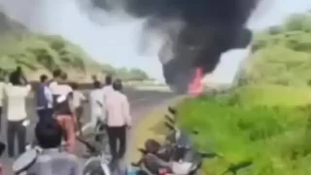 हिण्डोली: हिंडोली एनएच52 काची घाटी के पास चलते ट्रक में लगी आग, घंटों मशक्कत के बाद पाया गया आग पर काबू, चालक ने कूदकर बचाई जान