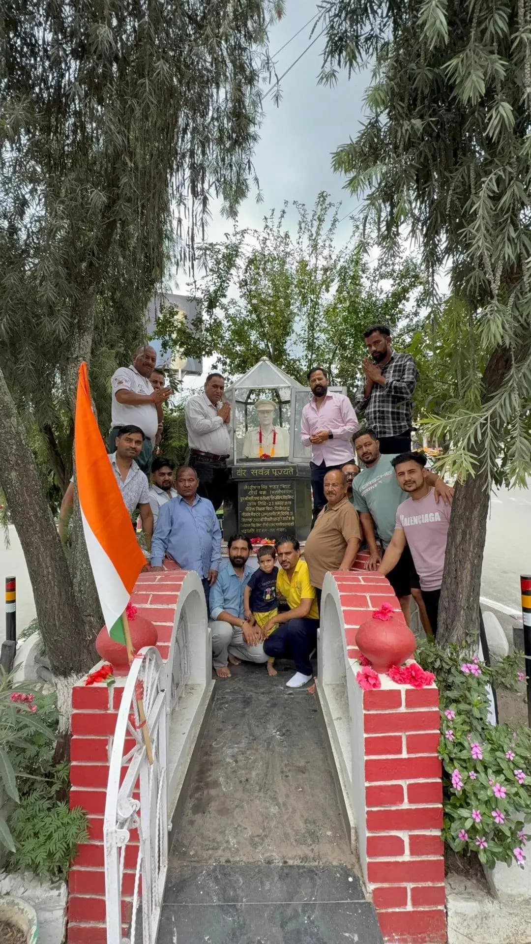 शहीद लेफ्टिनेंट हेमंत सिंह महर बिष्ट की जयंती पर उनकी प्रतिमा में माल्यार्पण