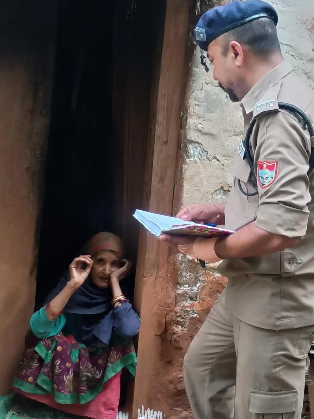 पिथौरागढ़ पुलिस ने बुजुर्गों से मिलकर बढ़ाया भरोसा