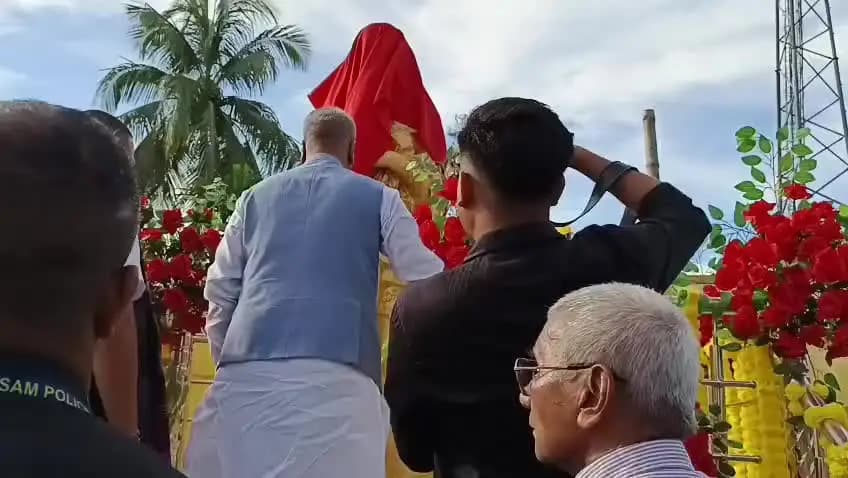 ঢেকিয়াজুলি ভাগ: ভঙামন্দিৰত শ্বহীদ বৈজয়ন্তী দেৱীৰ প্ৰতিমূৰ্তি উন্মোচন কৰে মন্ত্ৰী অশোক সিংহলে