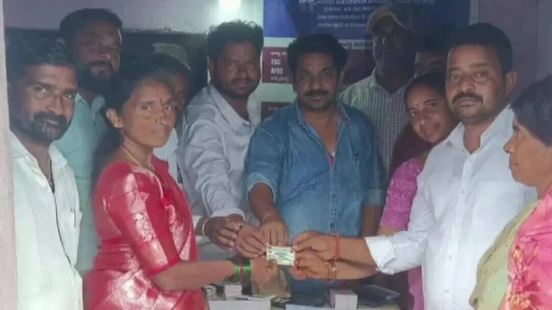 మెట్పల్లి: ఇబ్రహీంపట్నం మండలం డబ్బా గ్రామంలో మహిళలకు స్మార్ట్ రేషన్ కార్డుల పంపిణీ కార్యక్రమం