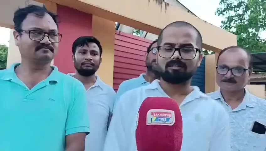 উত্তৰ লক্ষীমপুৰ: বিধায়ক অখিল গগৈক আক্ৰমণৰ ভাবুকিৰ অভিযোগত বিধায়ক ময়ূৰ বৰগোঁহাই বিৰূদ্ধে সদৰ থানাত এজাহাৰ ৰাইজৰ দল জিলা সমিতিৰ