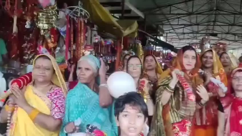 पवई: पवई में महिला श्रद्धालुओं ने बैंड-बाजों के साथ निकाली कावड़ यात्रा, भजनों से गूंज उठा पवई