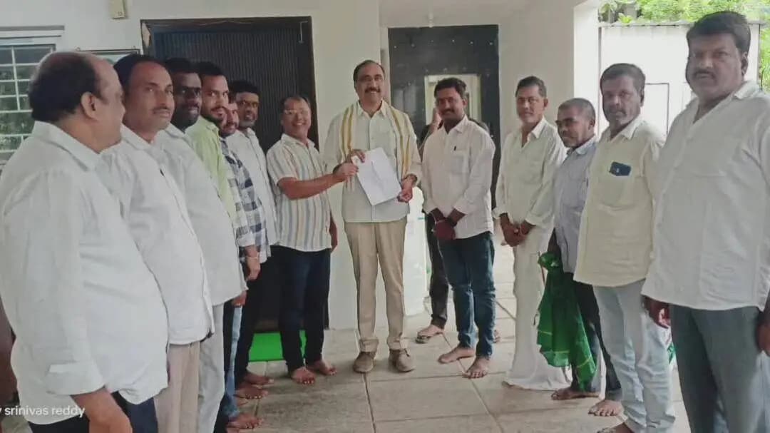 జగిత్యాల: కమ్యూనిటీ హాల్ అభివృద్ధి కొరకు నిధులు కేటాయించాలని ఎమ్మెల్యే సంజయ్ కుమార్ ను కోరిన శివాజీ గోనె రెడ్డి సంఘం సభ్యులు