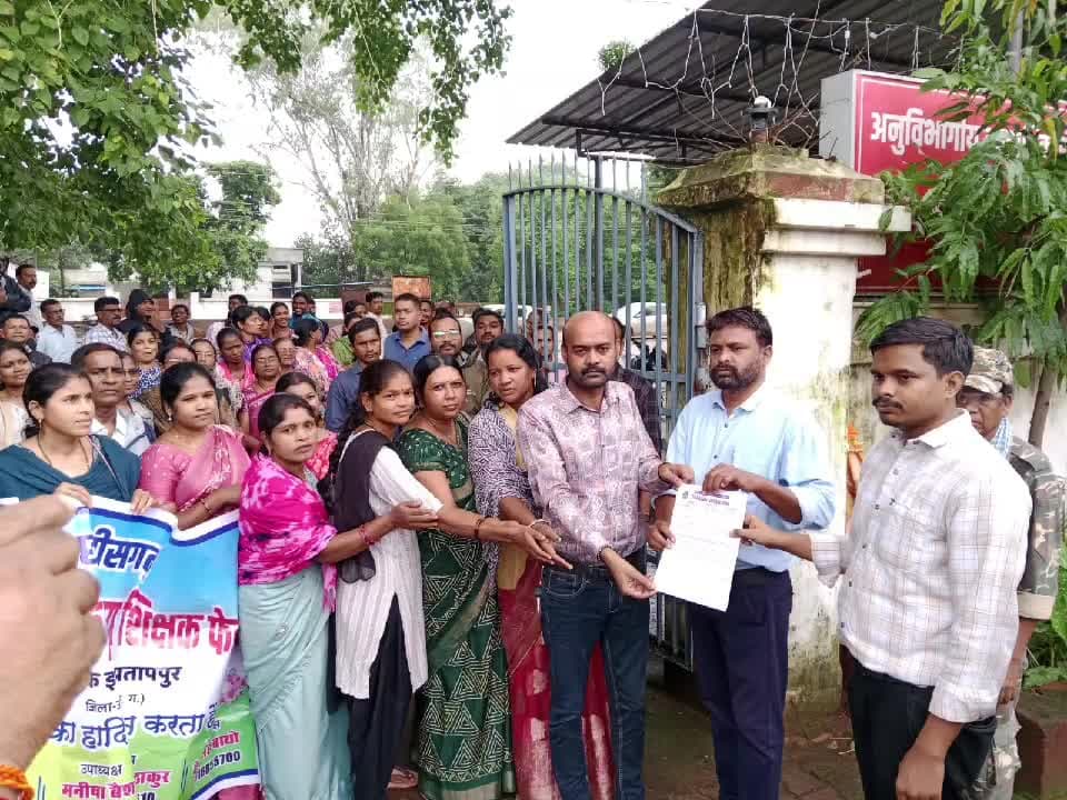 भानुप्रतापपुर: भानुप्रतापपुर में शिक्षकों ने TET से छूट और पदोन्नति समेत 4 सूत्रीय मांगों को लेकर धरना प्रदर्शन किया