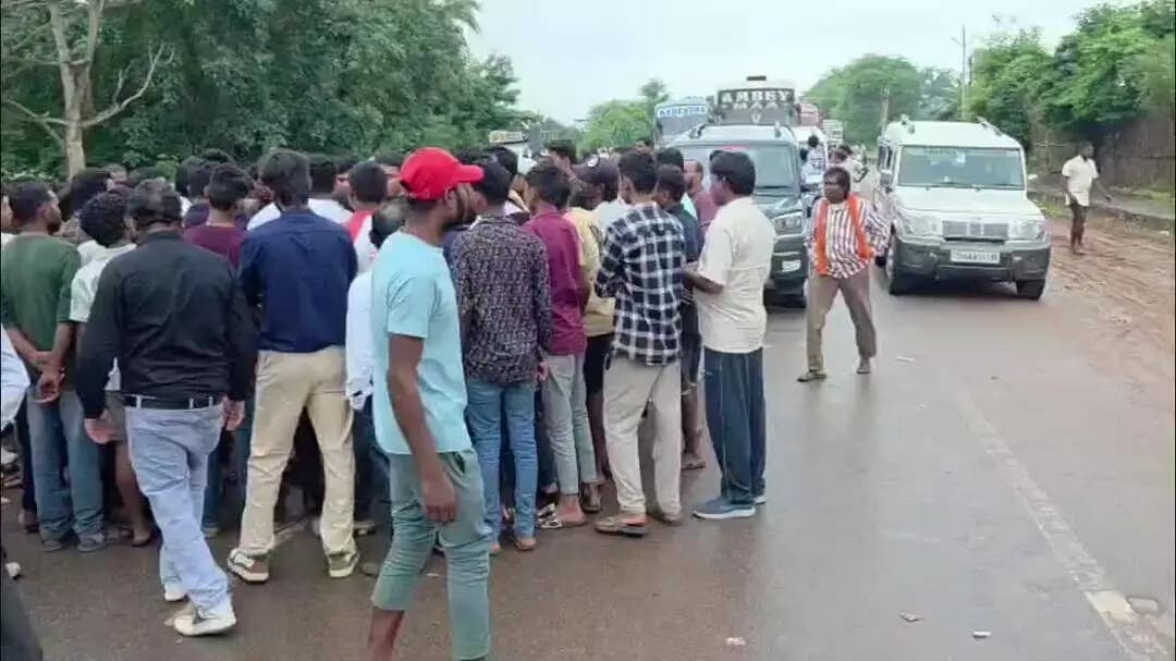 चारामा: ग्राम मुजालगोंदी में RTO कर्मचारी पर मारपीट और दस्तावेज छीनने का आरोप, NH-30 पर ट्रक चालकों ने किया चक्काजाम