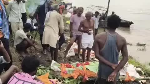 कोरांव: दुघरा में सोते समय युवक को सर्प ने डसा, हुई मौत; परिजनों ने पुलिस को सूचना दिए बिना किया अंतिम संस्कार