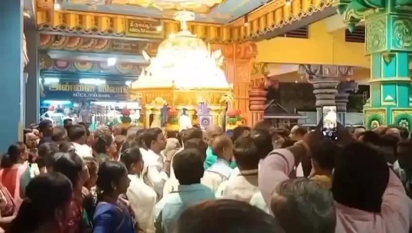 புதுக்கோட்டை: ஆவணி மாதம் ஞாயிற்றுக்கிழமை முன்னிட்டு திருவப்பூர் முத்துமாரியம்மன் ஆலயத்தில் தங்க தேர் எடுக்கப்பட்டது பக்தர்கள் முக்கியஸ்தர்கள் பங்கேற்பு