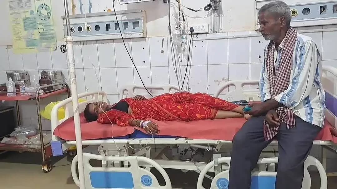 जमुई: पति की मौत के बाद सदर अस्पताल के मुख्य द्वार के पास बेहोश होकर गिरी पत्नी, स्थानीय युवकों ने कराया भर्ती